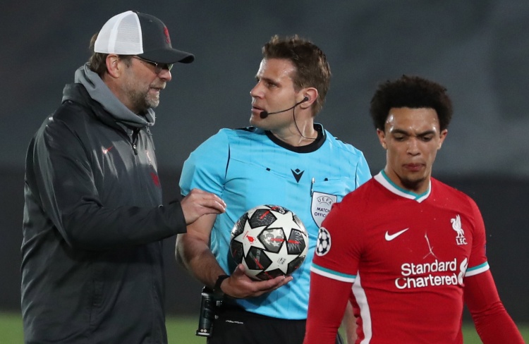 加图索：我要向球迷道歉；上半场很不错，下半场我们变得胆怯（加图索向球迷致歉：上半场表现不俗，下半场我们踢得畏缩）