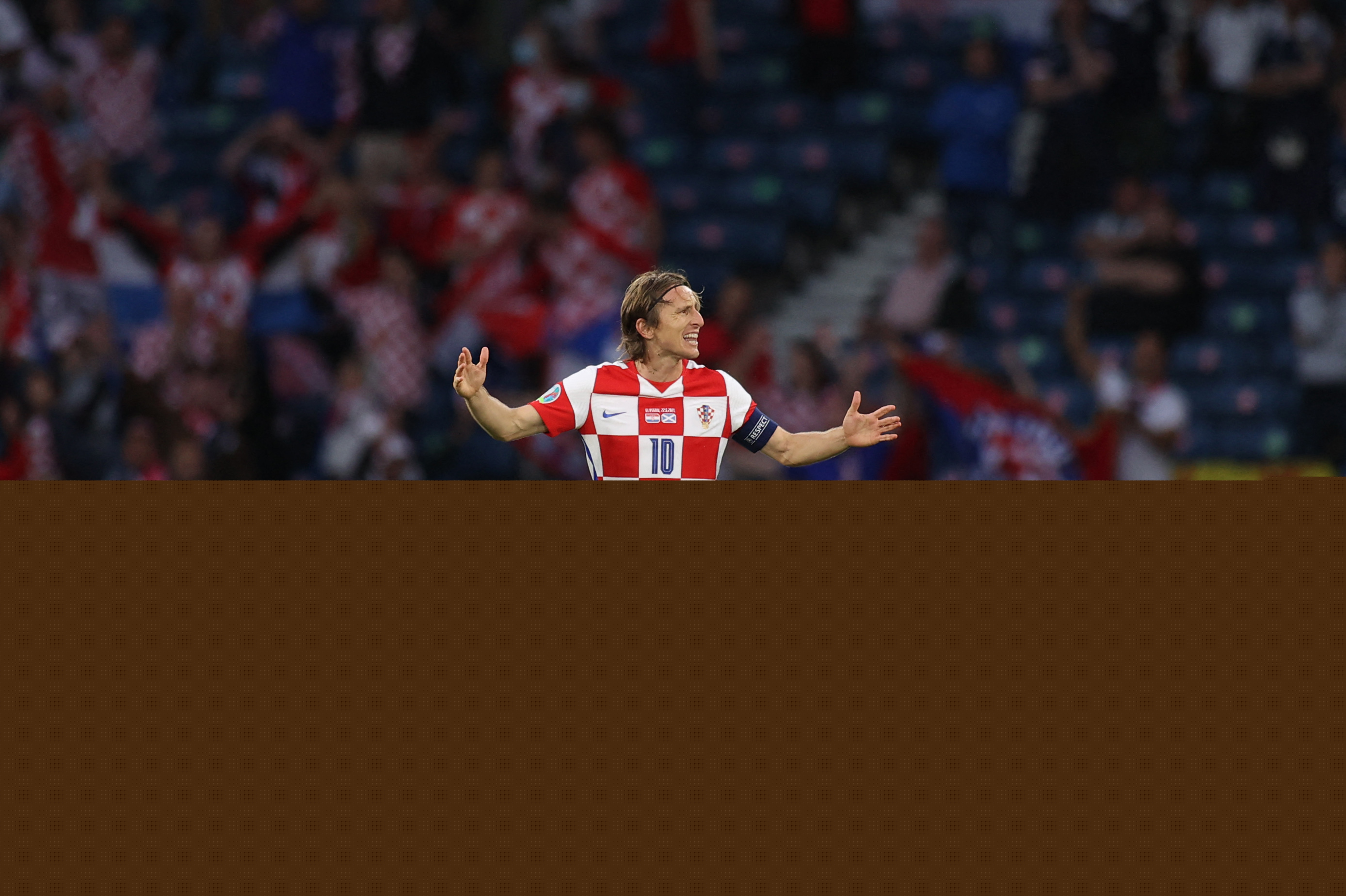 梅西当选美职联年度MVP，29球19助攻助迈阿密国际首夺总冠军（梅西荣膺美职联年度MVP，29球19助助迈阿密国际夺队史首冠）