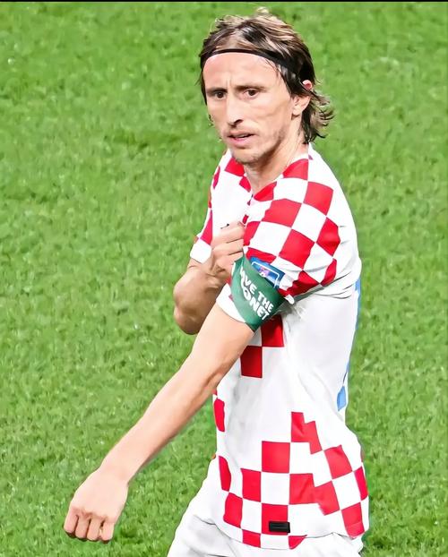 C罗关键进球帮助球队逆转取胜（C罗献关键一击，助球队完成逆转胜）