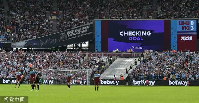 韩国女星穿曼联曼城球衣聚餐。左边是韩国国门金承奎...（韩国女星穿曼联与曼城球衣同桌聚餐，左侧为韩国国门金承奎）